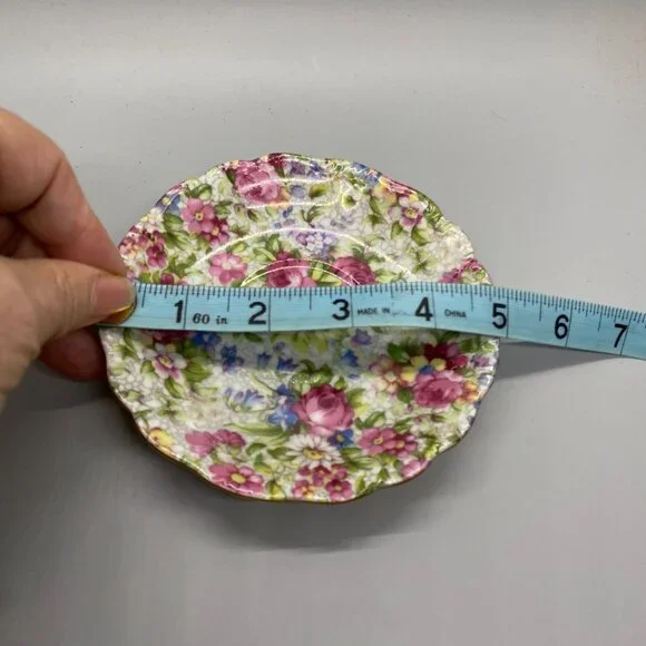 Saji Occupied Japan Floral Rose Chintz Cup and Saucer with Display Stand - Picture 7 of 12